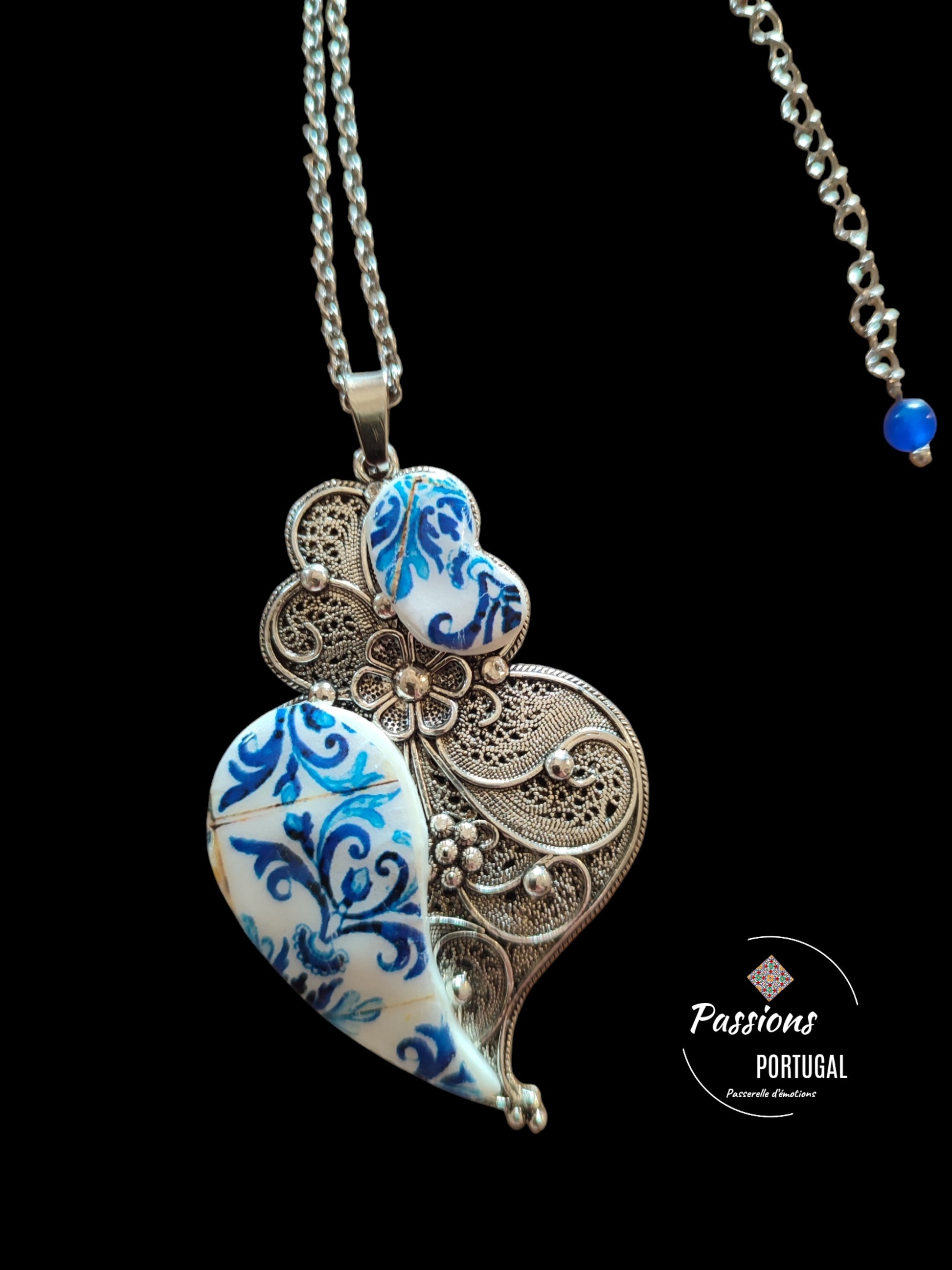 Collier portugais en acier & polymère représentant le Coeur de Viana,Coração de Viana, avec des motifs d'azulejos bleus portugais. fabrication artisanale, made in Portugal