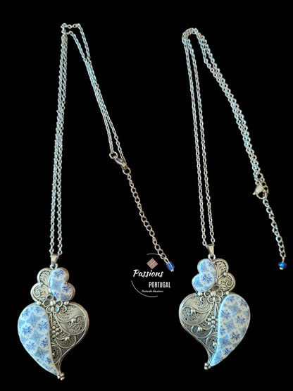 Collier portugais en acier & polymère représentant le Coeur de Viana,Coração de Viana, avec des motifs d'azulejos bleus portugais, fabrication artisanale, made in Portugal