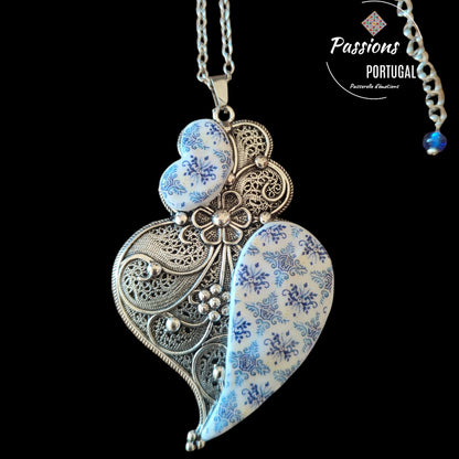 Collier portugais en acier & polymère représentant le Coeur de Viana,Coração de Viana, avec des motifs d'azulejos bleus portugais, fabrication artisanale, made in Portugal