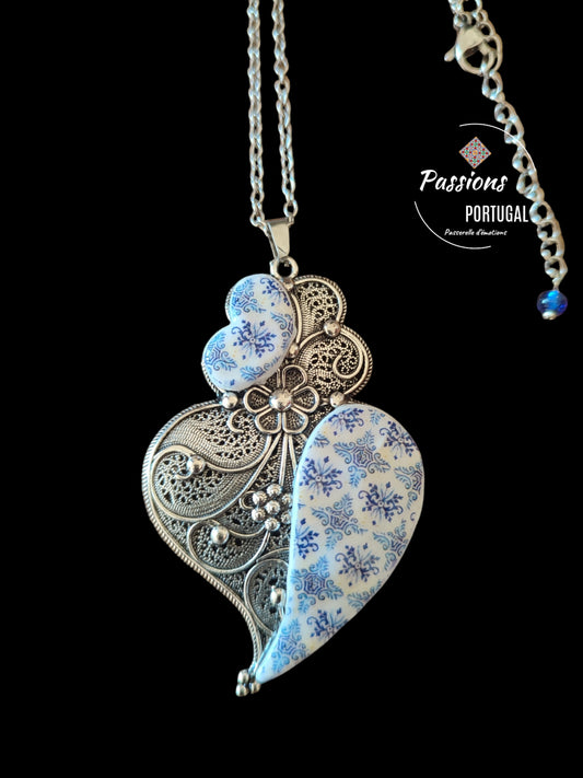 Collier portugais en acier & polymère représentant le Coeur de Viana,Coração de Viana, avec des motifs d'azulejos bleus portugais, fabrication artisanale, made in Portugal