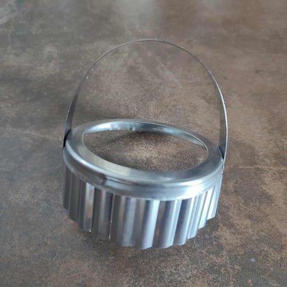 Coupe pâte demi-lune inox pour les "RISSOIS"