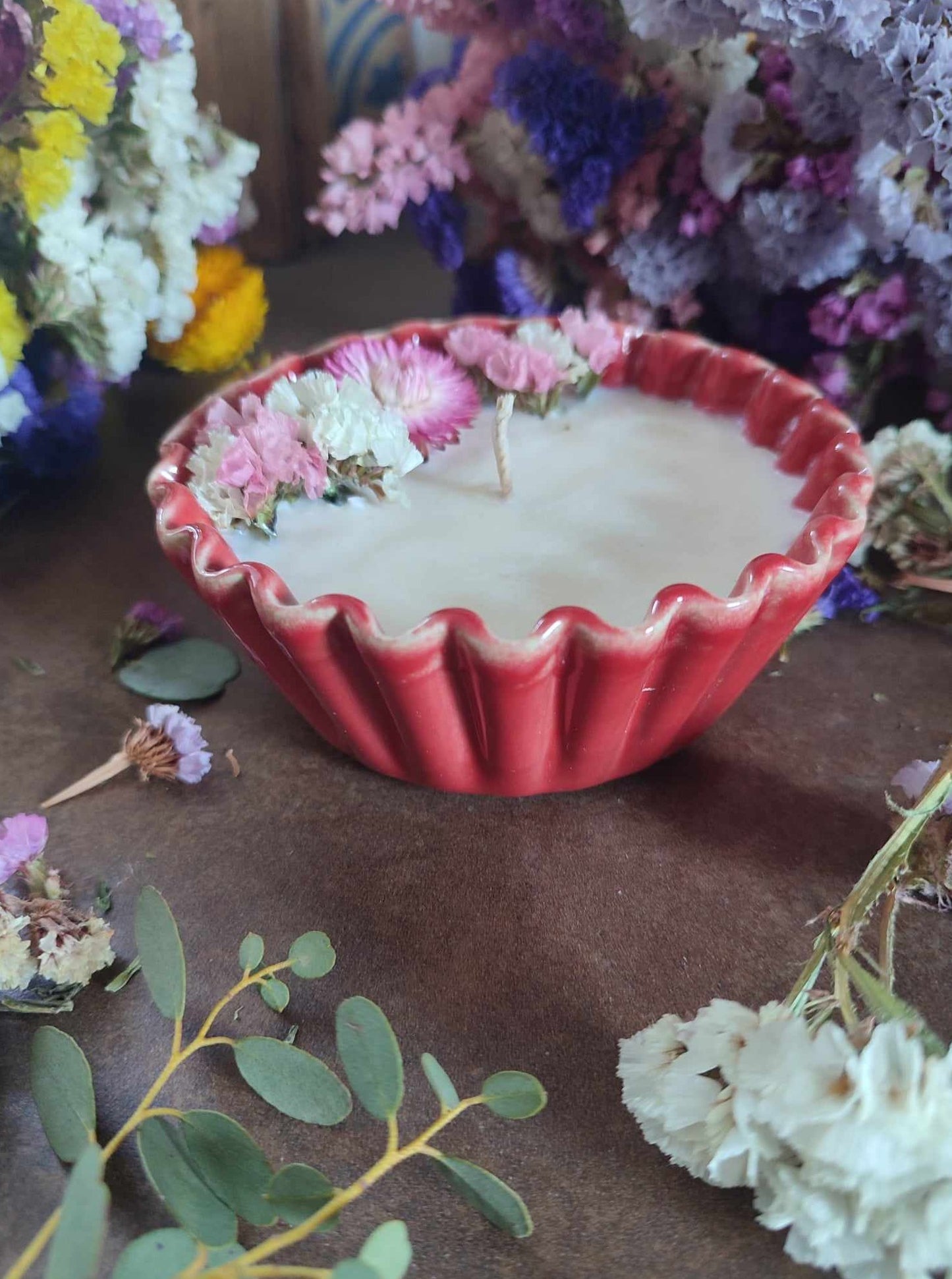 bougie à la cire de soja 100% végétale, coulée dans une céramique portugaise rouge en forme de corolle, avec des petits fleurs séchées. Made in Portugal