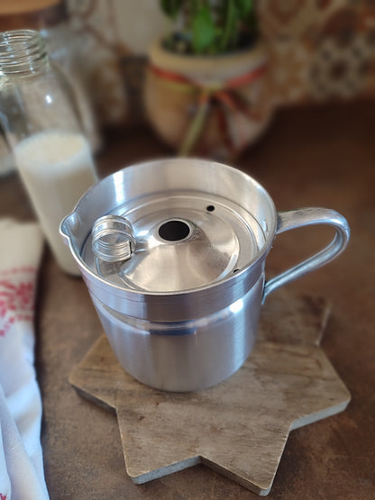 Pot à lait "fervedor" portugais en aluminium  Made in Portugal, contenant 1 litre.