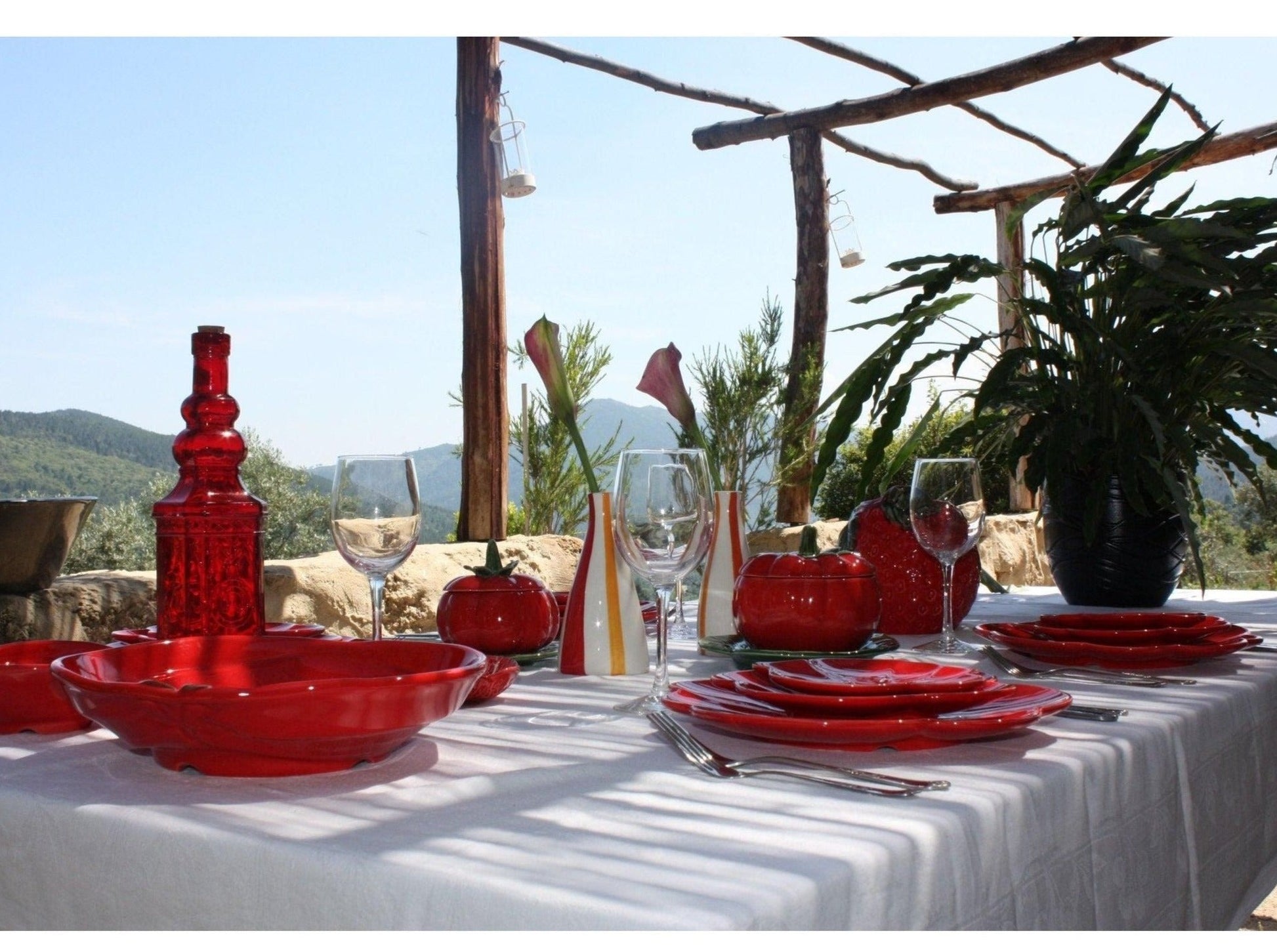 Assiette ROUGE en céramique portugaise, en forme de tomate. Vaisselle portugaise. 29 CM