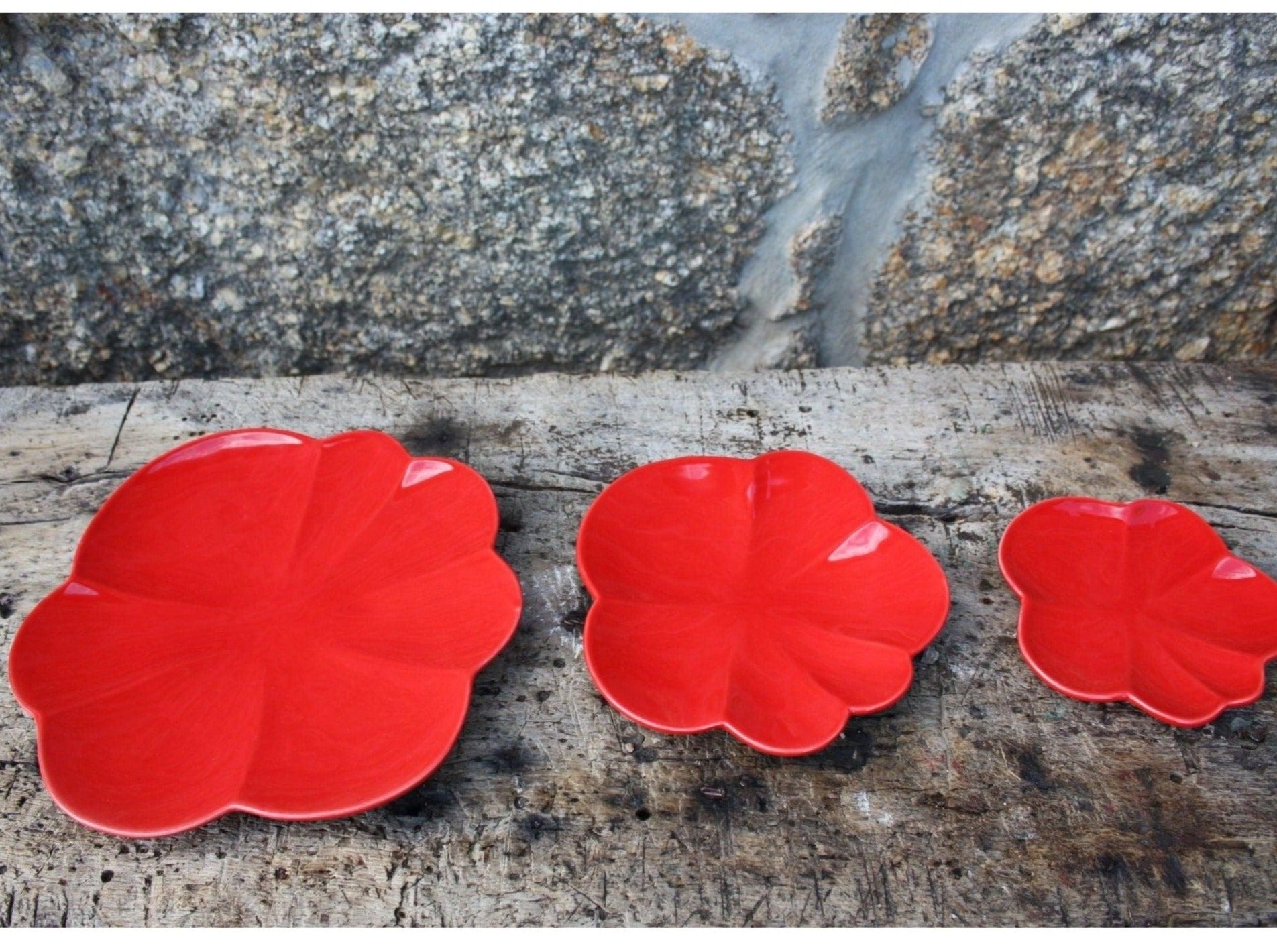 Assiette ROUGE en céramique portugaise, en forme de tomate. Vaisselle portugaise. 29 CM