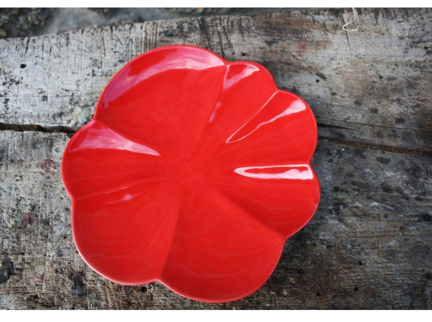 Assiette ROUGE en céramique portugaise, en forme de tomate. Vaisselle portugaise. 29 CM