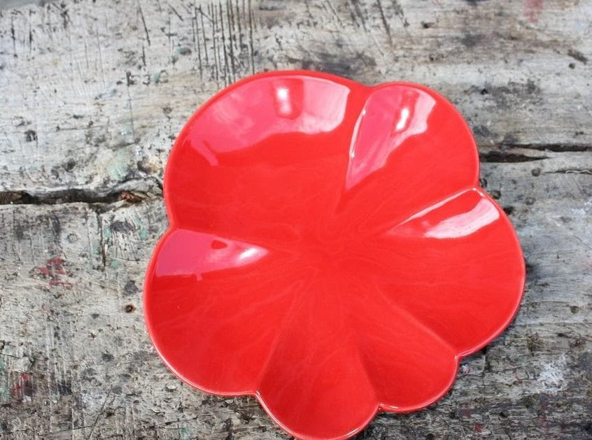 Assiette ROUGE en céramique portugaise, en forme de tomate. Vaisselle portugaise. 21.5 CM