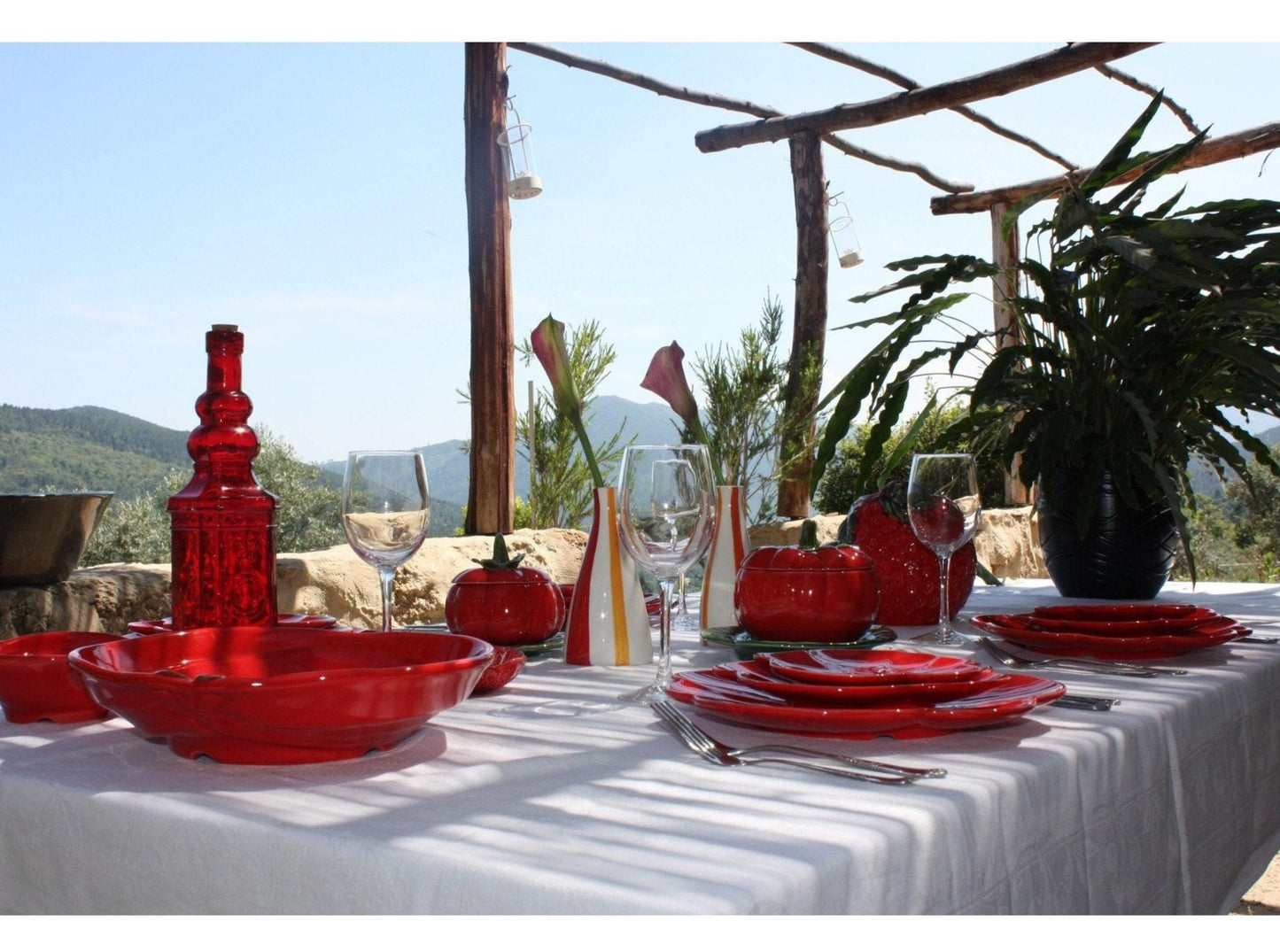 Assiette ROUGE en céramique portugaise, en forme de tomate. Vaisselle portugaise. 21.5 CM