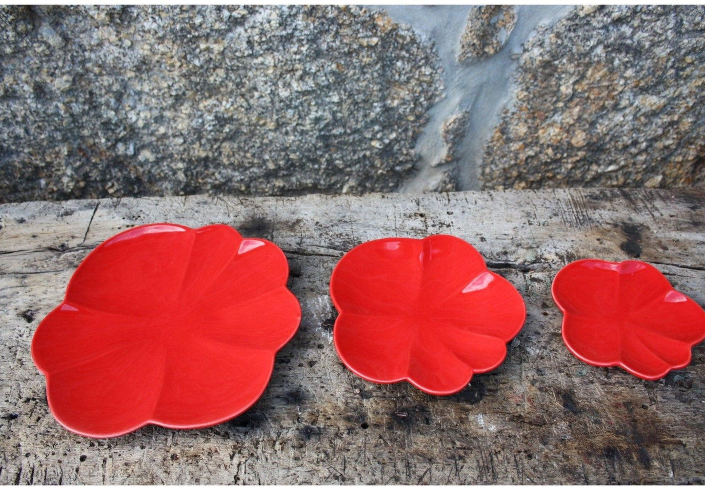 Assiette ROUGE en céramique portugaise, en forme de tomate. Vaisselle portugaise. 16.5 CM