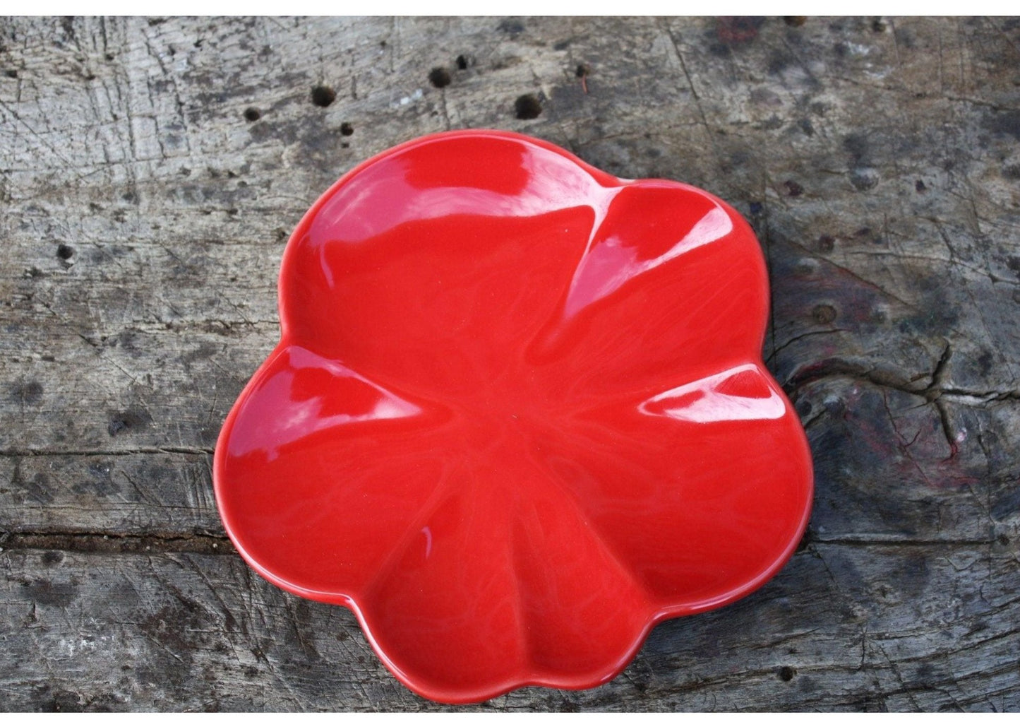 Assiette ROUGE en céramique portugaise, en forme de tomate. Vaisselle portugaise. 16.5 CM