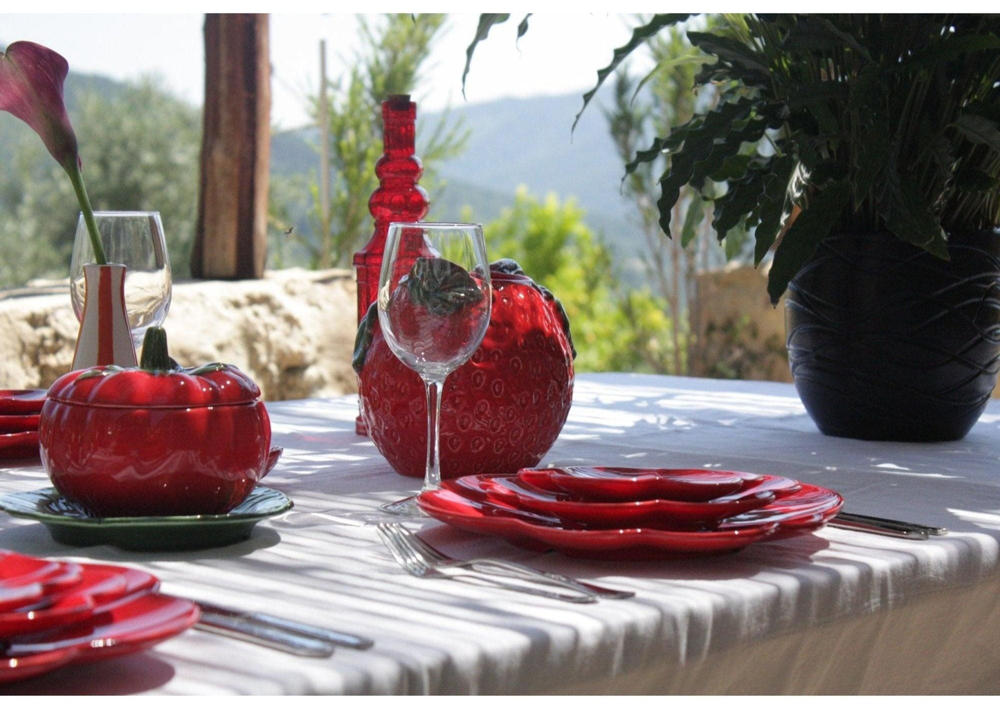 Assiette ROUGE en céramique portugaise, en forme de tomate. Vaisselle portugaise. 16.5 CM