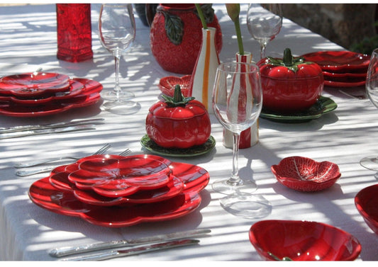 Assiette ROUGE en céramique portugaise, en forme de tomate. Vaisselle portugaise. 16.5 CM