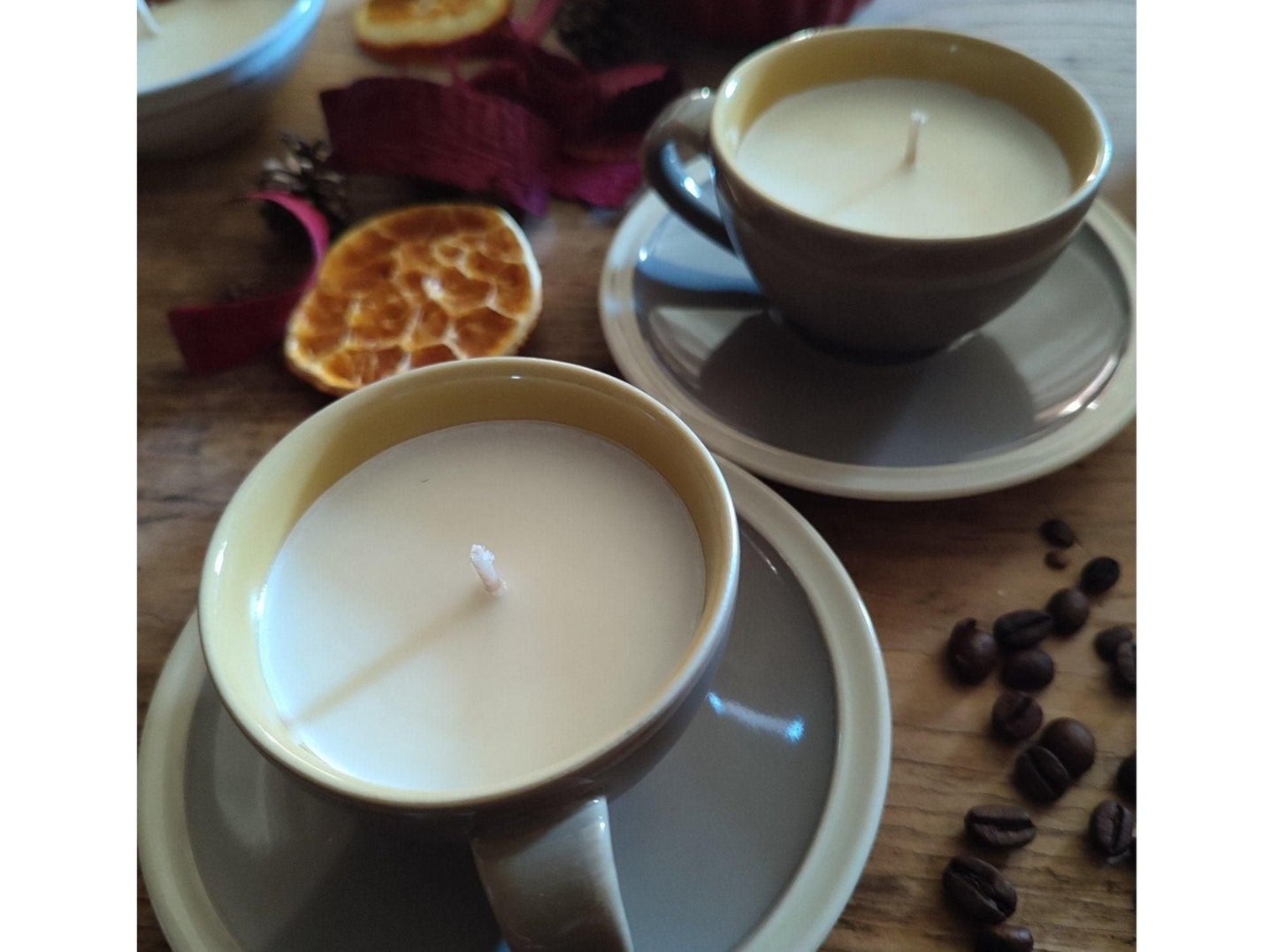 bougie à la cire de soja 100% végétale, coulée dans une tasse à café en céramique portugaise de couleur gris/taupe avec des grains de café. Made in Portugal