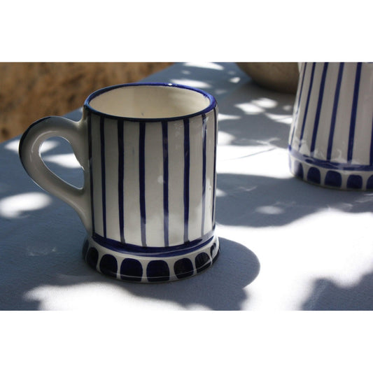 Grande tasse blanche à rayures bleues