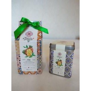 Thé vert aux ananas des Açores, produit du PORTUGAL, boite de 50 grammes en carton décorée d'azulejos, en sachet pyramidal. Fabrication portugaise, marque PIACERE PORTUGAL